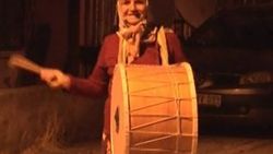 İzmirli Ayşe Teyze Ramazan davulculuğu yapıyor