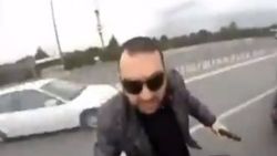 Korna çalan motosiklet sürücüsüne silah çekti