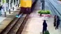 Taylandlı genç trenin altından sağ kurtuldu