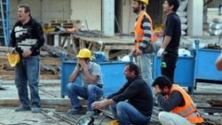 Kadıköy'deki bir rezidans inşaatında iskele çöktü