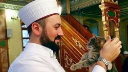 Cami imamının kedi sevgisi internette fenomen oldu