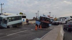 TIR, 2 yolcu minibüsüne çarptı: 8 yaralı