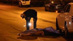 Elinde bıçakla karşıya geçmeye çalışırken araba çarptı