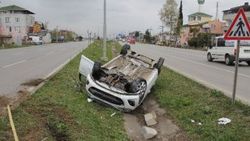 Köpeğe çarpmak istemeyen sürücü takla attı
