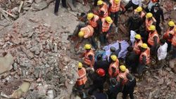 Hindistan'da bina çöktü: 11 ölü