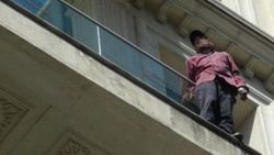Taksim'de intihar girişimi