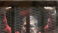 Mursi'ye kırmızı renkli idam mahkumu kıyafeti giydirildi