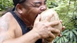 Filipinli adam hindistan cevizini dişleriyle parçaladı