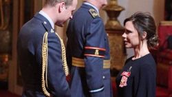 Victoria Beckham 'Britanya İmparatorluk Nişanı' aldı