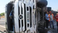 Adana'da tır devrildi: 1 yaralı