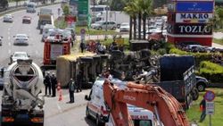 TIR çekicisi içerisine sıkışan sürücü kurtarıldı