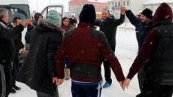 Yolda mahsur kalanlar horon çekerek ısındılar