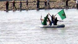 Silopi'de göstericiler botlarla sınırı aşıp savaşa gitti