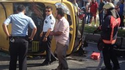 İstanbul'da yolcu minibüsü devrildi