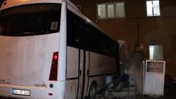 Erzincan'da bir halk otobüsü eve girdi