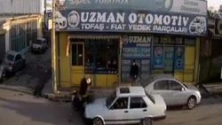 'Drift' yapan otomobilin yayaya ve motosiklete çarpma anı