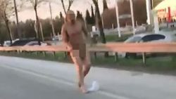Karayoluna çırılçıplak çıkan Iraklı, sürücüleri şaşırttı