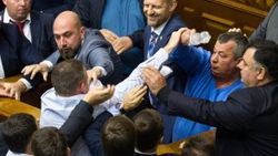 Ukrayna Parlamentosu’nda kavgalı oylama