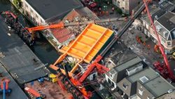 Hollanda'da dev vinçler devrildi: 20 yaralı
