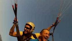 Yamaç paraşütü yaparken kendilerinden geçtiler