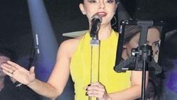 Ebru Gündeş'ten boşanma sorusuna yanıt yok