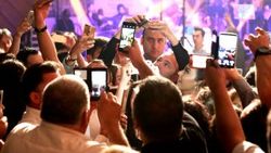 1800 kişi Ebru Gündeş'le selfie çekmek istedi