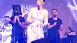 Ebru Gündeş Gidiyor Gönlümün Efendisi şarkısını söyledi