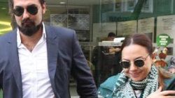 Ebru Gündeş korumasıyla geziyor