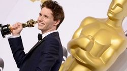 Hawking kendisini oynayan Oscarlı oyuncuyu kutladı