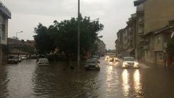 Edirne'de sağanak yağış hayatı olumsuz etkiledi