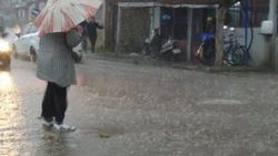 Edirne 10 dakikalık yağmur sonrası göle döndü İZLE