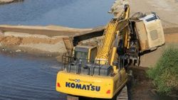 Meriç Nehri'nden hafriyat kamyonu devrildi