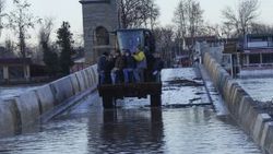 Edirne'de işe giden vatandaşlara kepçeli servis
