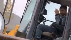İş makinesinde sigara içen çalışana kötü şaka