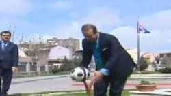Egemen Bağış'ın futbol topuyla imtihanı