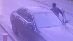 Ekmek almak için indi arabasından oldu