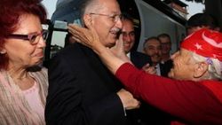 Ekmeleddin İhsanoğlu'na yaşlı teyzeden yoğun ilgi
