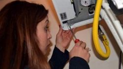 Sekreter olarak girdiği serviste teknisyen oldu
