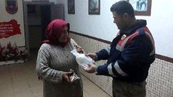 Sevgilisiyle birlikte annesinin altınlarını çaldı