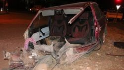 Elazığ’da ikiye ayrılan araçtan 3 kişi sağ kurtarıldı
