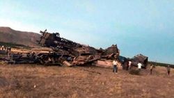 Elazığ'da yük treni devrildi: 2 ölü