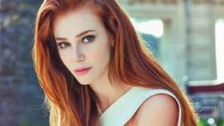 Elçin Sangu, beline dövme yaptırdı