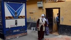Emekleyerek yola çıkan bebek kamyonetin altında kaldı