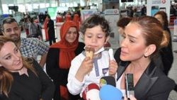 Emel Acar Deniz Gülmez'i ağlayarak uğurladı