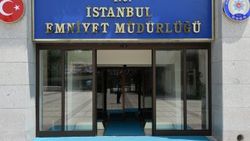 İstanbul'da asker polisin silahını almaya çalışıyor