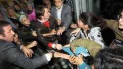Kadın protestocular salon dışında şiddete maruz kaldı - izle