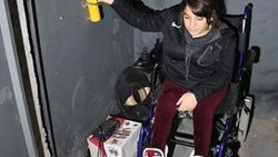 Engelli kızı için asansör yaptı