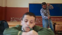 Engelli oğlunu okutmak için aynı okulda hademelik yapıyor
