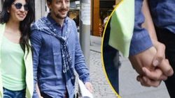 Engin Hepileri sevgilisiyle el ele