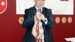 CHP'li Öğüt Meclis'e dana butuyla geldi